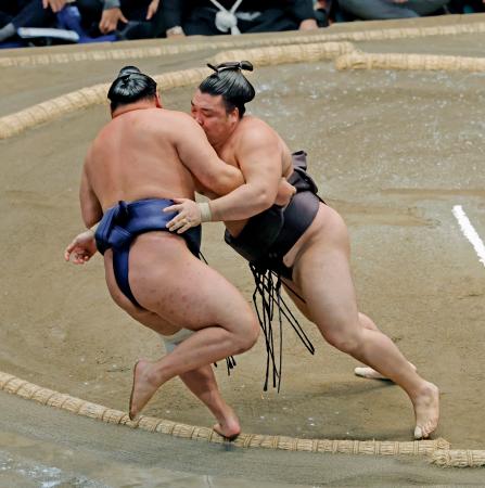 霧島（右）が寄り切りで豊昇龍を破る＝両国国技館