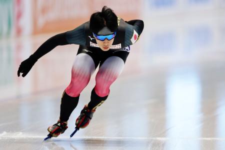 スピードスケートＷ杯今季最終戦を前に、会場のリンクで調整する倉坪克拓＝インツェル（共同）
