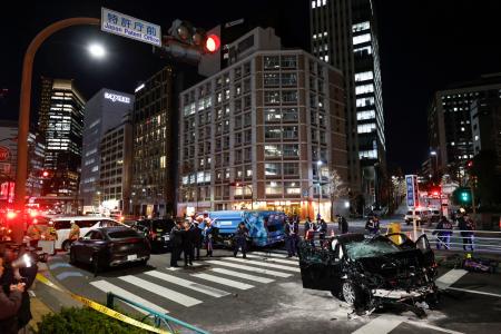 東京・赤坂で複数台の車両が絡む事故があった現場＝２２日午後８時４分