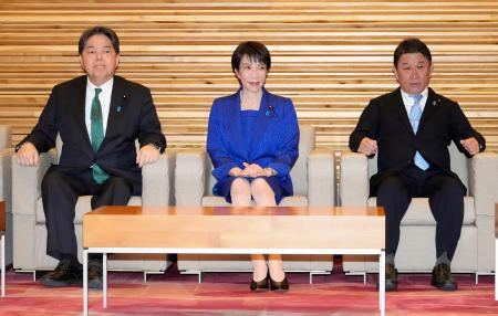 閣議に臨む（左から）林総務相、高市首相、茂木外相＝２３日午前９時１４分、首相官邸