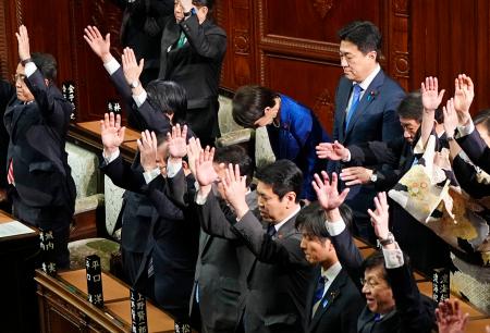 衆院が解散され、一礼する高市首相＝２３日午後１時４分、衆院本会議場