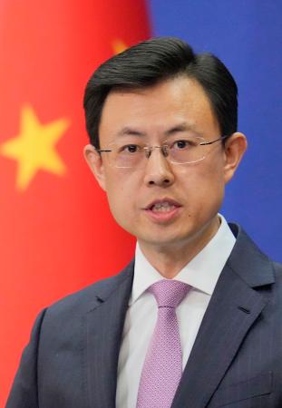 記者会見する中国外務省の郭嘉昆副報道局長＝２３日、北京（共同）