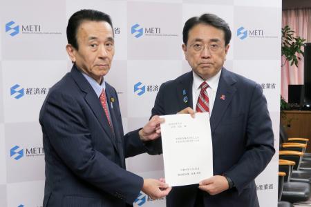 中部電力浜岡原発のデータ不正問題を巡り、赤沢経産相（右）と面会した静岡県の鈴木康友知事＝２３日午後、東京都千代田区