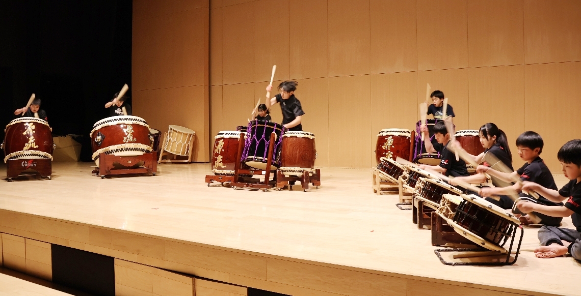 練習に励む三代目源流のメンバー＝由布市湯布院町川上のゆふいんラックホール