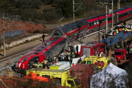 高速列車脱線事故の現場で活動する当局者ら＝１９日、スペイン南部コルドバ近郊（ロイター＝共同）