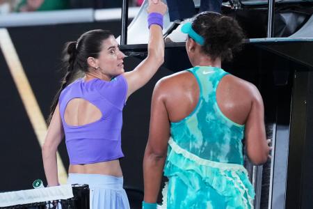 ２２日の２回戦の試合後、対戦相手のソラナ・チルステア（左）と言葉を交わす大坂なおみ＝メルボルン（ＡＰ＝共同）