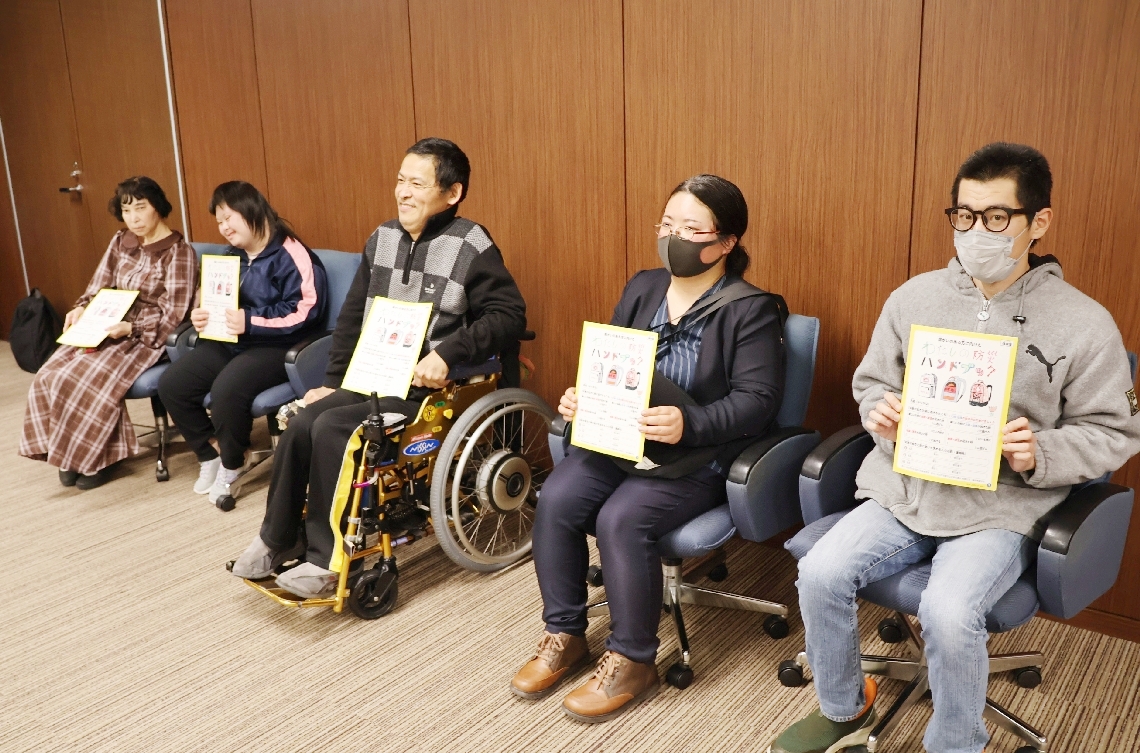 当事者の声の反映、イラスト協力した（右から）染矢さん、千葉さん、三宅さん、益田さん、野崎さん＝佐伯市役所