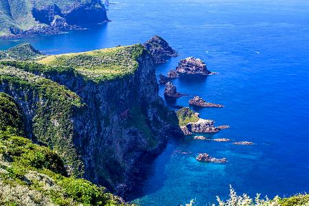 大山隠岐国立公園の国賀海岸（環境省提供）