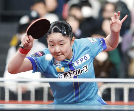女子シングルスで初優勝を果たした張本美和＝東京体育館