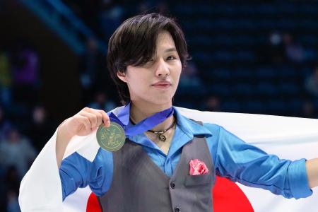 男子で優勝した三浦佳生＝北京（共同）