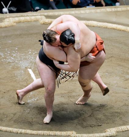 大相撲初場所千秋楽の優勝決定戦で平幕熱海富士（右）を首投げで破り、２場所連続優勝を果たした大関安青錦＝２５日、東京・両国国技館