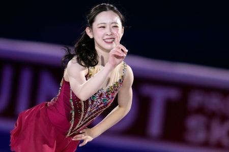 エキシビションで演技する青木祐奈＝北京（共同）