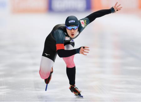 男子５００メートル　滑走する倉坪克拓＝インツェル（共同）