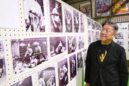 展示した力道山の写真を見る「プロレス殿堂館」の永田章一館長＝２０２５年１２月、熊本県天草市