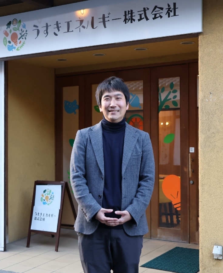 ソーラーシェアリングを手がけたうすきエネルギーの小川拓哉社長＝臼杵市臼杵