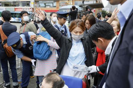 ２０２４年の衆院選の街頭演説会場で、手荷物検査などを受ける人たち＝東京都内