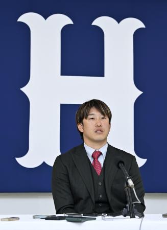 契約更改を終え、記者会見する広島・小園＝２７日、マツダスタジアム