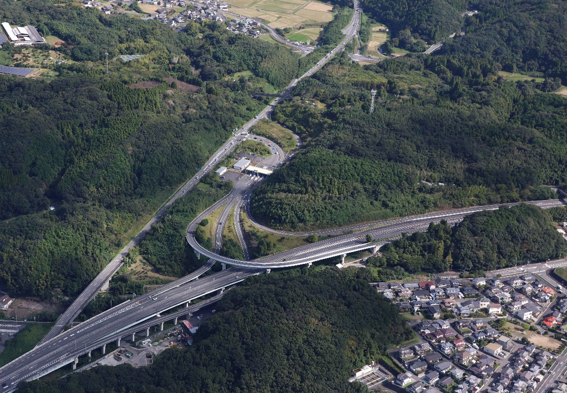東九州自動車道の大分宮河内ＩＣ付近。素案では中九州横断道路が接続する＝昨年１０月、大分市宮河内（本社チャーター機から撮影）