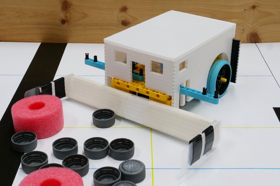 原川中２年の八坂悠馬さんと椎原大詞さんが製作したロボット