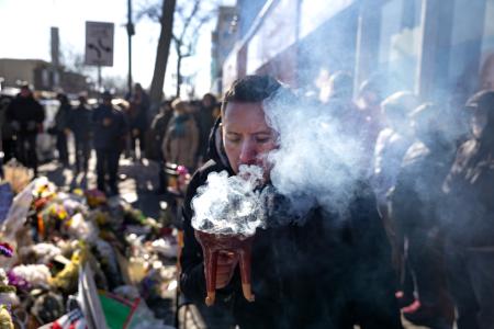 ２７日、米ミネソタ州ミネアポリスで、連邦捜査官に射殺された男性の死を悼む人々（ゲッティ＝共同）