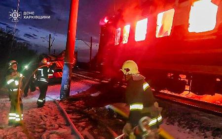 無人機攻撃を受けた列車の消火活動に当たる消防士ら＝２７日、ウクライナ東部ハルキウ州（ウクライナ非常事態庁提供・ＡＰ＝共同）