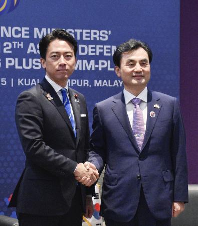 小泉防衛相（左）と韓国の安圭伯国防相＝昨年１１月、クアラルンプール