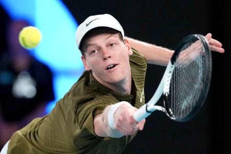 男子シングルス準々決勝でプレーするヤニク・シナー＝メルボルン（ＡＰ＝共同）