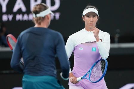 女子ダブルス準々決勝でオーストラリアのペアと対戦する柴原瑛菜（右）、ベラ・ズボナレワ組＝メルボルン（ＡＰ＝共同）