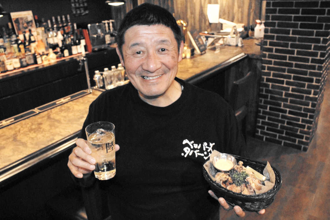 飲食店「ベッパーズタバーン」ではハイボール３杯と「塩こうじから揚げ」が千円で楽しめる＝別府市駅前本町