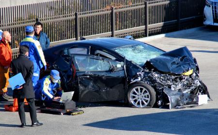 内閣府の公用車を検証する警視庁の捜査員ら＝２９日午前、東京都江東区