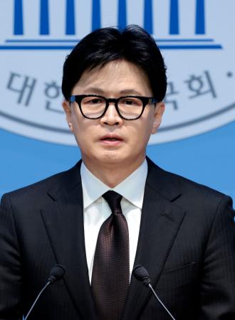 記者会見する韓国の保守系最大野党「国民の力」の韓東勲前代表＝２９日、ソウル（共同）