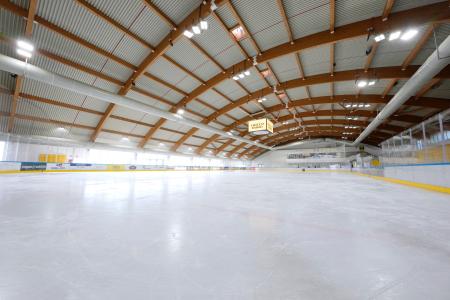 ミラノ・コルティナ冬季五輪でフィギュア日本代表の練習拠点となるスケート施設＝２１日、イタリア・バレーゼ（共同）