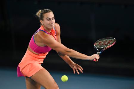 女子シングルス準決勝でプレーするアリーナ・サバレンカ＝メルボルン（ゲッティ＝共同）