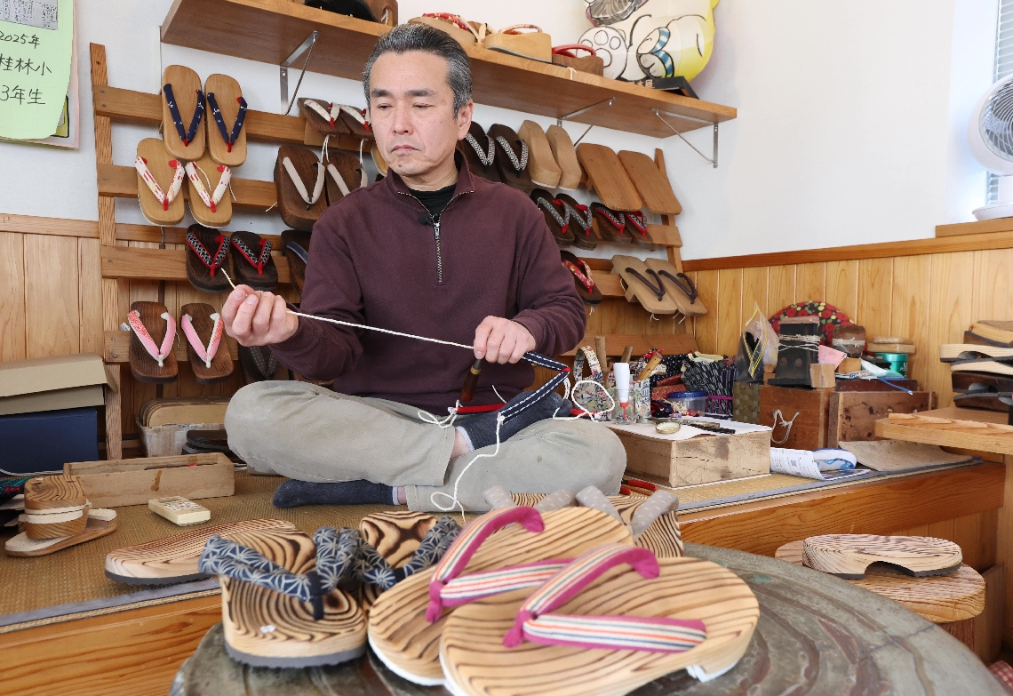 日田下駄の鼻緒をすげる伊藤高広さん