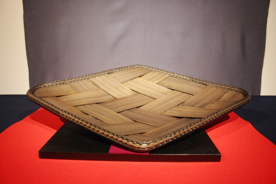 第６２回くらしの中の竹工芸展でグランプリを獲得した吉田草史さんの「菱形大皿『吉祥』」