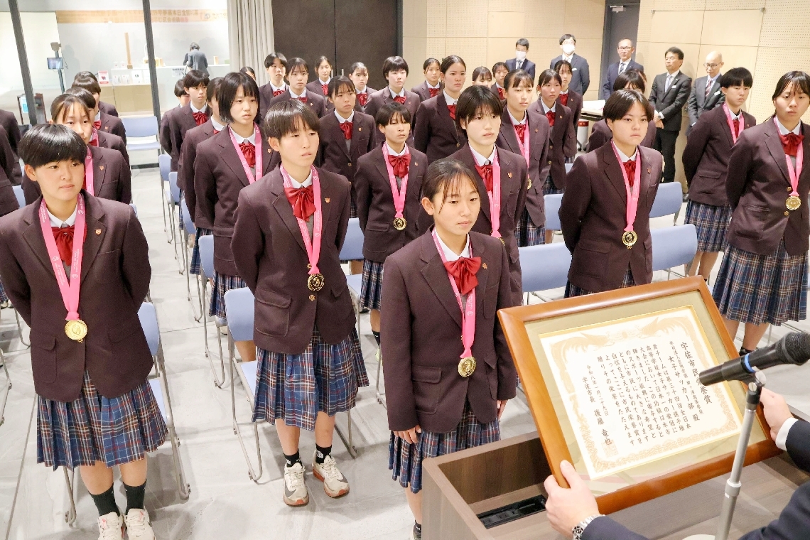 市民栄誉賞を贈られる柳ケ浦高女子サッカー部の田淵聖那主将と選手ら