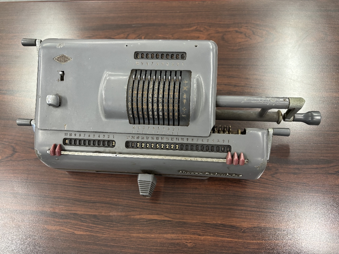 真上から見た機械式の計算機。たくさんの数字が並ぶ。