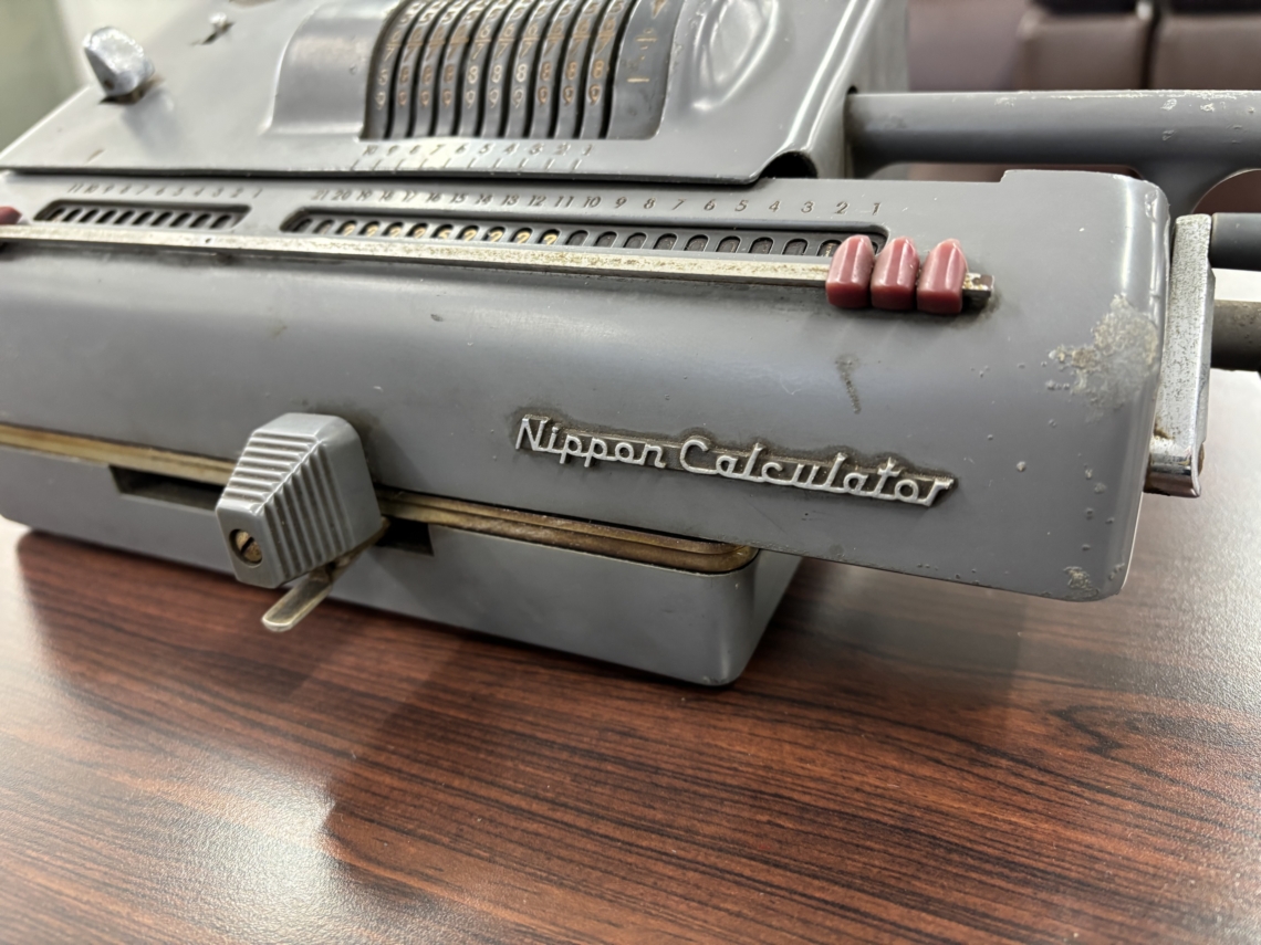 正面には「Ｎｉｐｐｏｎ　Ｃａｌｃｕｌａｔｏｒ」のロゴ
