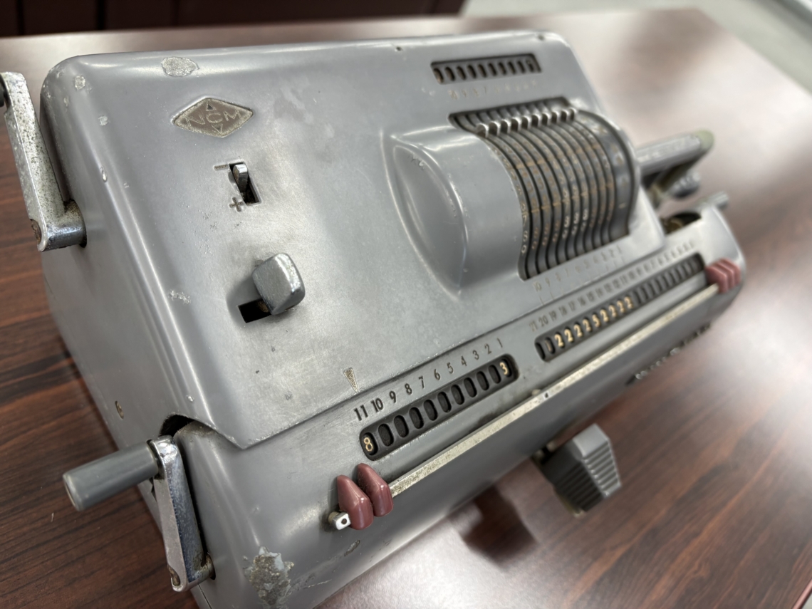 左側から見た計算機。手回しのハンドルが付いている