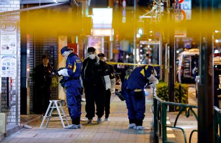 現金入りのスーツケースが奪われ、逃走時にひき逃げ事件が起きた現場付近＝３０日午前０時１２分、東京都台東区