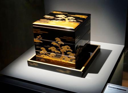 イタリア・ミラノで展示された輪島塗の重箱＝２９日（共同）
