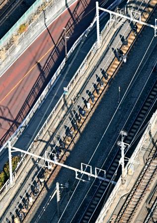 ＪＲ上野駅で停電が発生した影響で、常磐線の線路上を歩く人たち＝３０日午前１０時１１分、東京都足立区（共同通信社ヘリから）