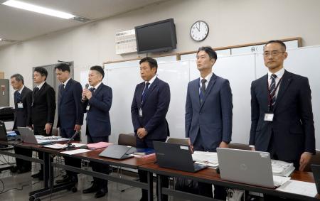 昨年８月に大阪・道頓堀であったビル火災の調査結果について、記者会見する大阪市消防局幹部ら＝３０日午前、大阪市役所