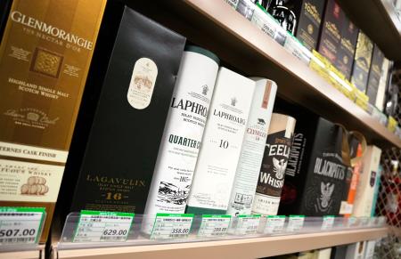 北京市内の輸入品を扱う店に並ぶスコッチウイスキー＝３０日（共同）