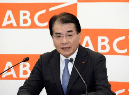 記者会見する朝日放送テレビの今村俊昭社長＝３０日午後、大阪市福島区