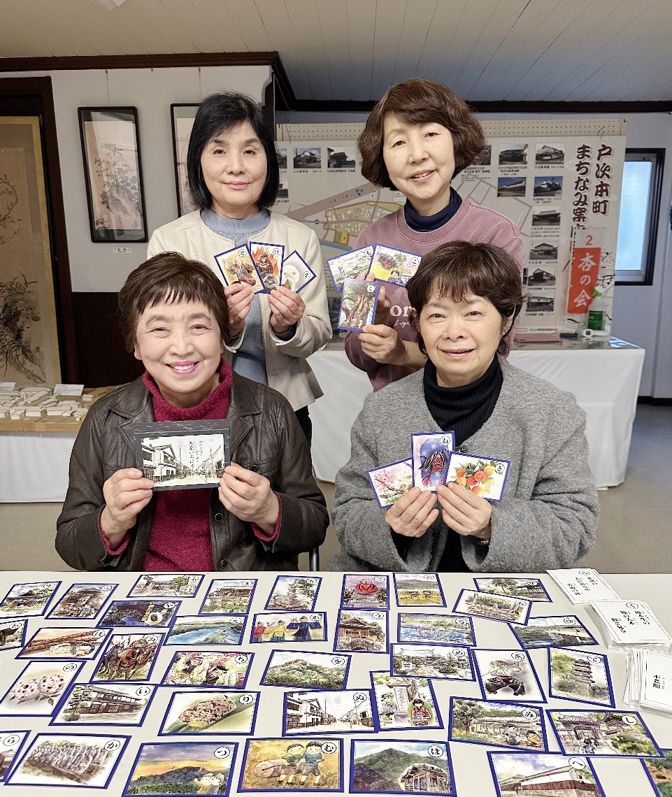 カルタを制作した戸次本町街づくり推進協議会の（前列右から時計回りで）那賀美代さん、赤峰恵美さん、衛藤由美さん、首藤みどりさん＝大分市中戸次