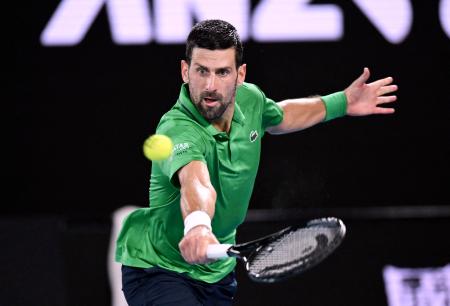 男子シングルス準決勝でプレーするノバク・ジョコビッチ＝メルボルン（ロイター＝共同）