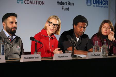 記者会見する俳優のケイト・ブランシェットさん（左から２人目）と難民の映画制作者ら＝３０日、オランダ・ロッテルダム（共同）