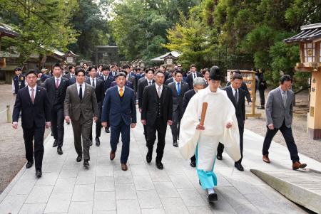 宮崎神宮へ必勝祈願に向かう巨人の阿部監督（前列左から４人目）とナインら＝３１日、宮崎市