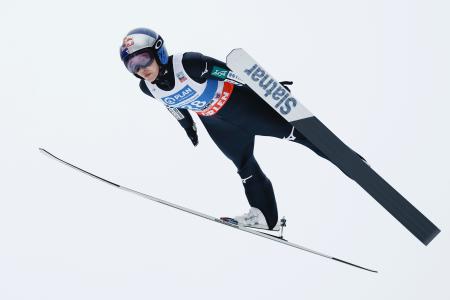 高梨沙羅の飛躍＝ビリンゲン（共同）